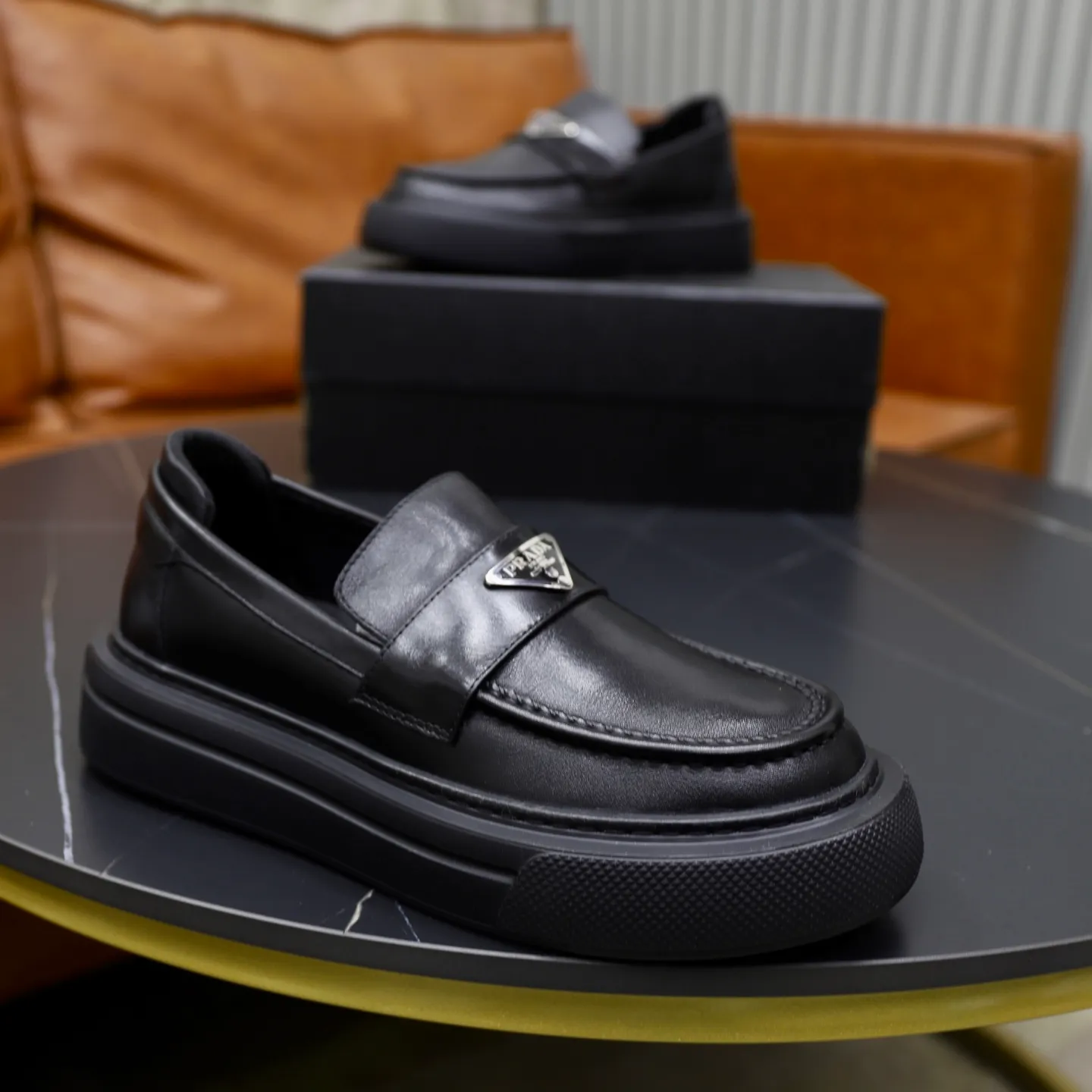 Ex-factory price: 500💰🙅‍♂️🙅‍♂️🙅‍♂️ Brand: PRADA Standard code: Men's code 38-44 (45 can be customized) Grade: Same style as the official website Original order quality Material: Original cowhide surface Comfortable lining Original outsole Style category: Men's fashionable casual leather shoes Distinguished big-name luxury elements Top luxury Color: Color of the actual picture